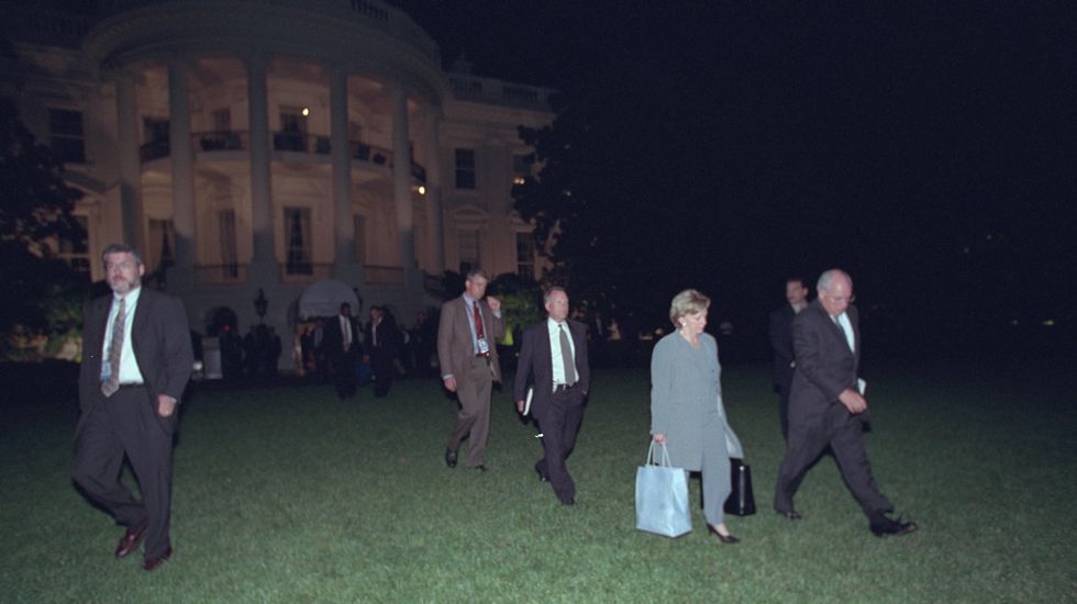 Dick y Lynne Cheny abandonan la Casa Blanca para ir a un lugar seguro el día de los atentados del 11-S