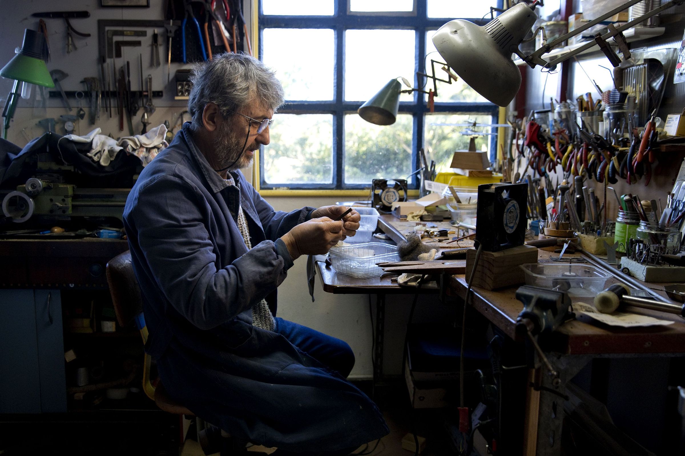 Teodoro Castro Rodr�guez, artes�n modelista no seu taller de miniaturas. 17/01/2025
