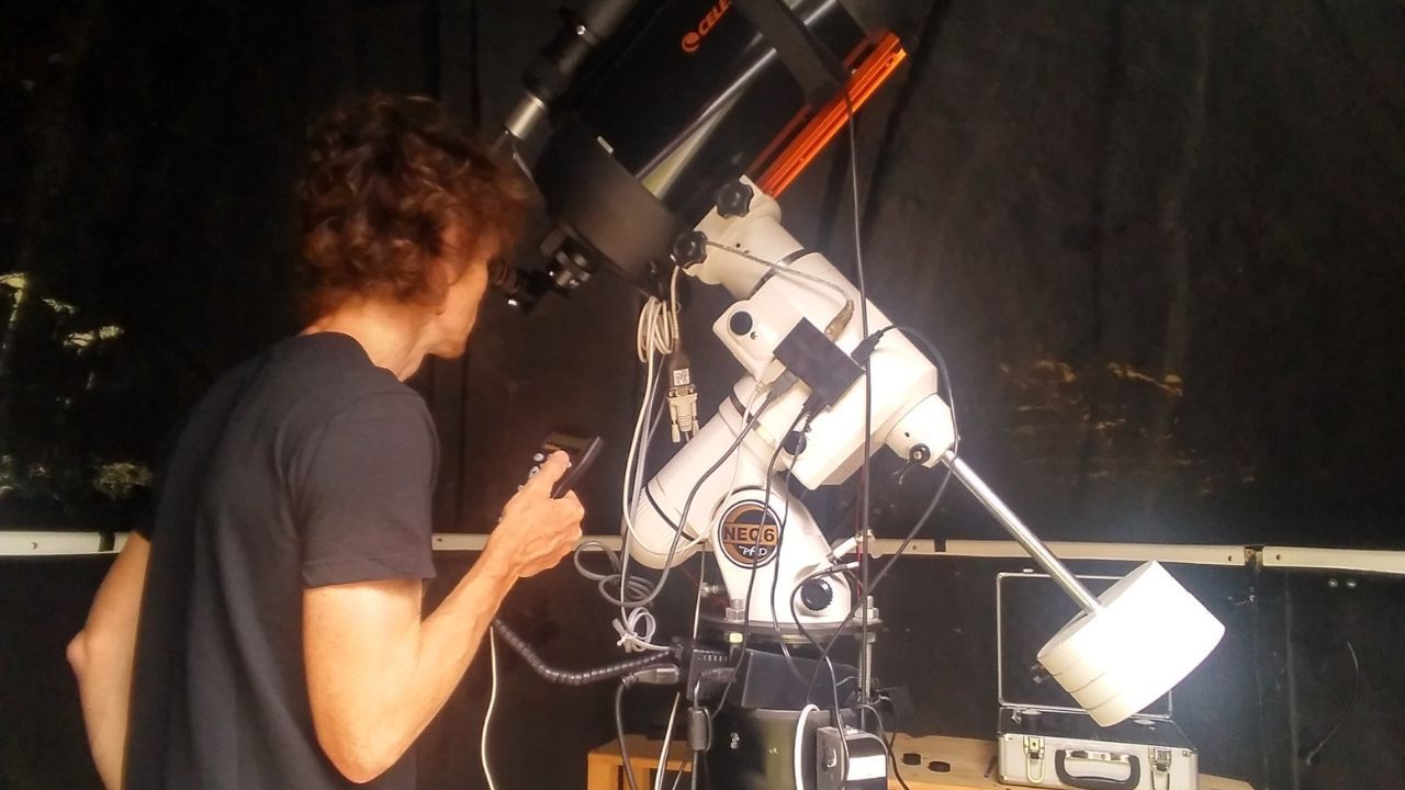 Teodoro, el primer cordero modificado gen�ticamente en Espa�a.El investigador de la Universidad de Oviedo Kike D�ez, en el observatorio del ICTEA