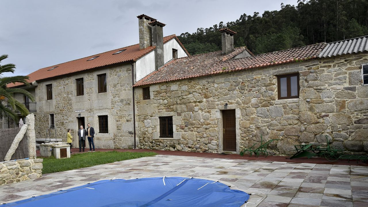 Casa de Horta, una de las viviendas más exclusivas de la comarca, nos abre sus puertas.Hasta las piedras de esta vivienda tienen su historia. El cristo tallado en la roca de la foto lo hizo el padre de José Manuel cuando era un niño e iba al monte con el ganado. Décadas más tarde, tras un incendio forestal, la encontró en el monte y la bajó hasta su casa