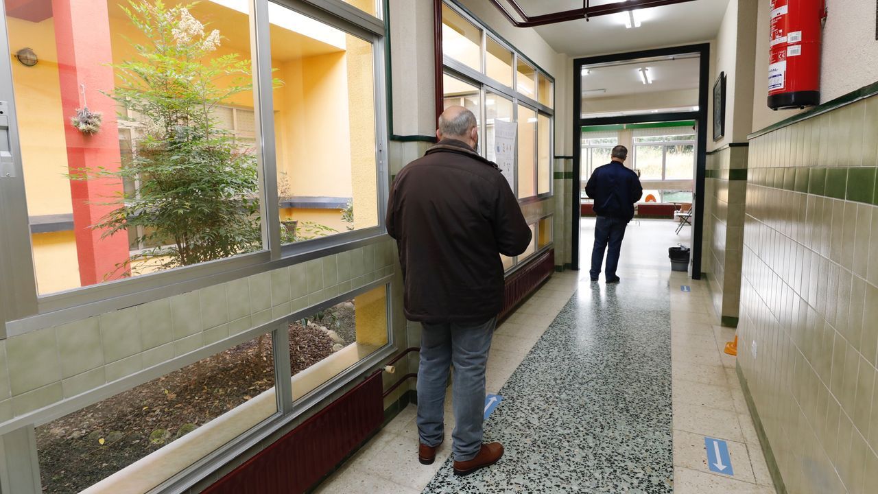 Por el coronavirus, Viveiro reubicó dos mesas electorales en la casa consistorial, donde en algunos momentos se formaron colas