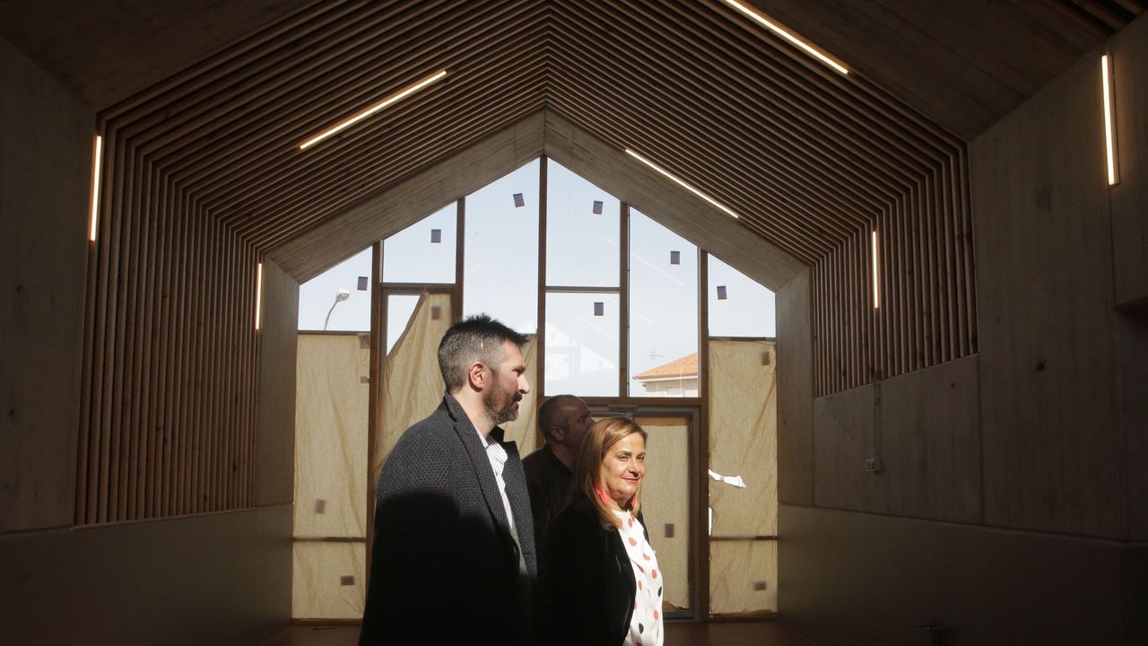 Visita a las obras de la escuela infantil de Vilaxoán. El alcalde Alberto Varela y la presidenta de la diputación Carmela Silva