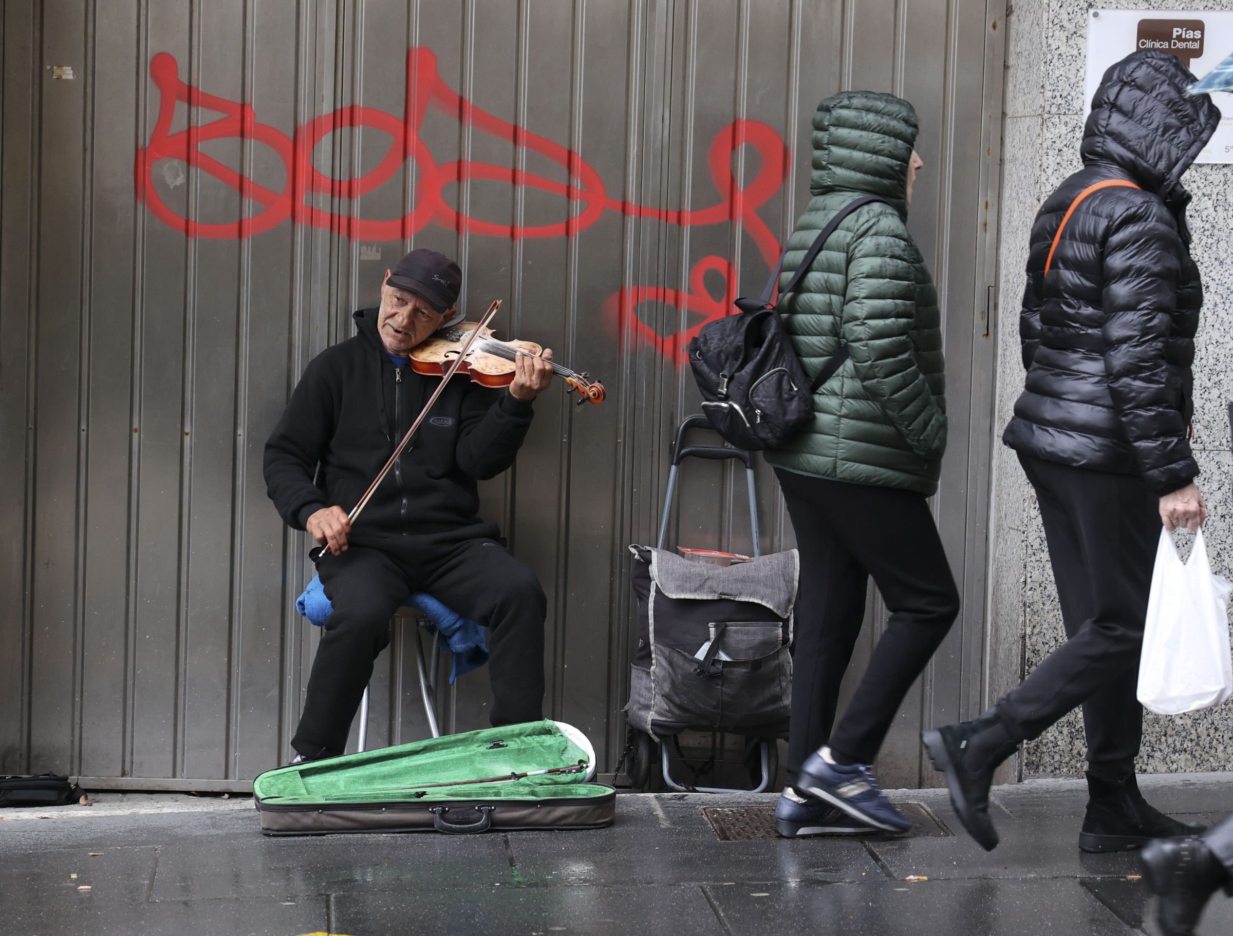 Vladimir, toca o violn no Ensanche de Santiago. 04/04/2025