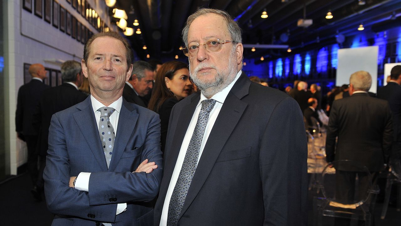 Roberto Blanco Valdés y Xosé Luís Barreiro Rivas, columnistas de La Voz, ayer durante el cóctel.