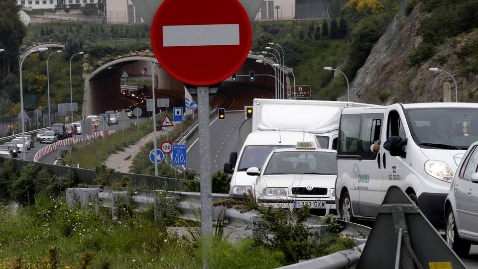 Atascos de tráfico en A Zapateira y la TerceraRonda por el corte de un carril para el cambio de tuberías de agua