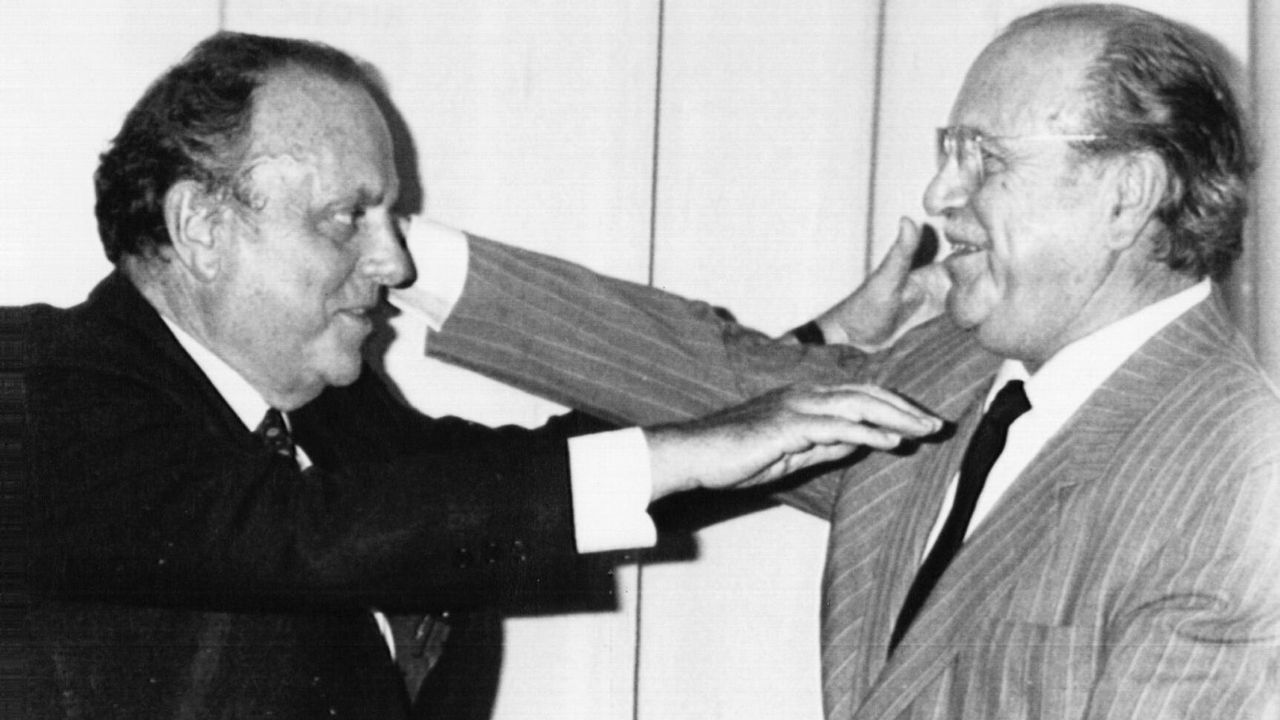 Fernández Albor saluda cordial y efusivamente en el 87 a Manuel Fraga en el acto de clausura de la Universidad Internacional del Atlántico