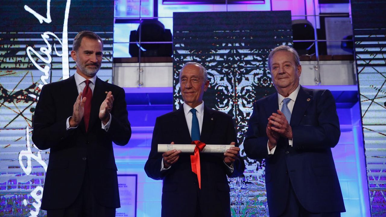 Marcelo Rebelo de Sousa recibiendo el premio Fernández Latorre