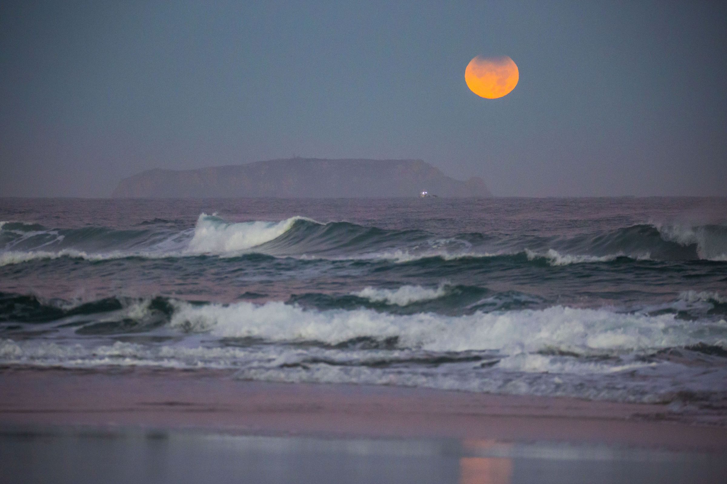 Neste mes de novembro poidemos disfrutar dun eclipse de l�a. Esta espectacular fotograf�a foi tomada na praia da Pedra do Sal en Carballo. 19/11/2021