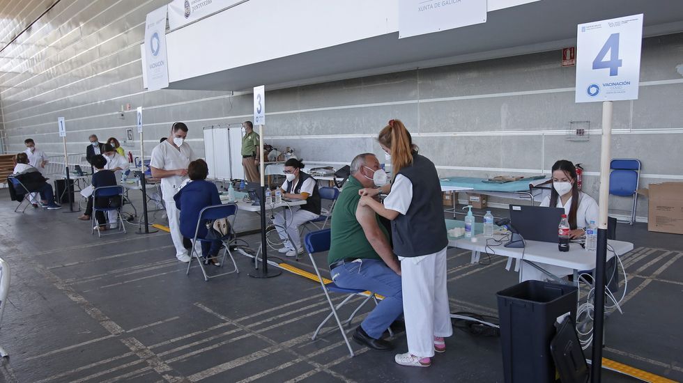 Vacunación masiva contra el Covid-19 con AstraZeneca para personas entre 60 y 65 años en el recinto ferial de Pontevedra