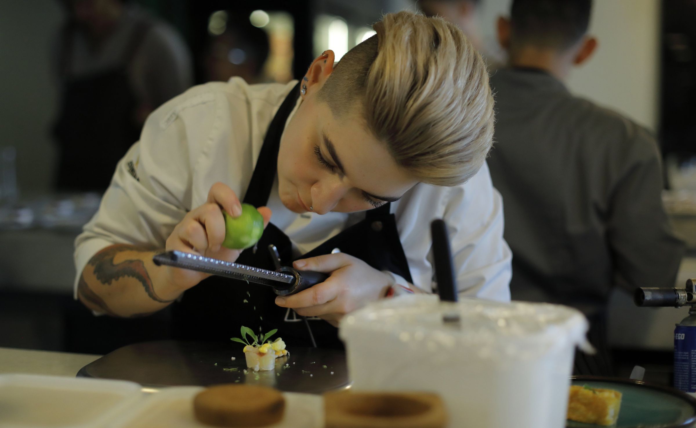 La chef Antonia Pagano dando los �litmos toques a uno de los platos del men�