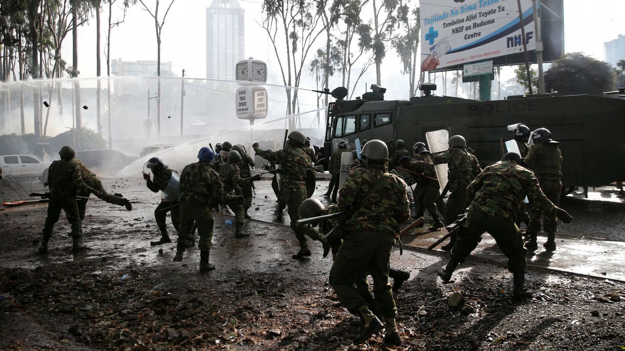 .La policía antidisturbios intenta dispersar al convoy del líder opositor de Kenia