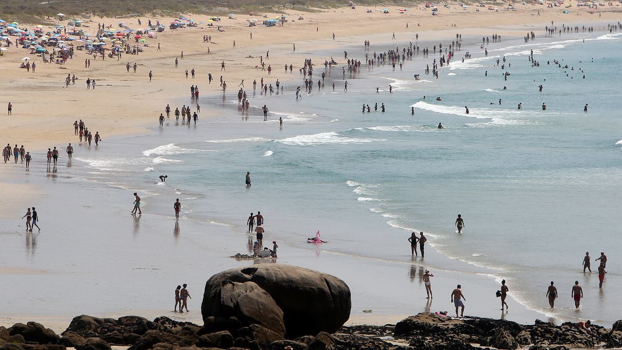 Bañistas en la playa de A Lanzada