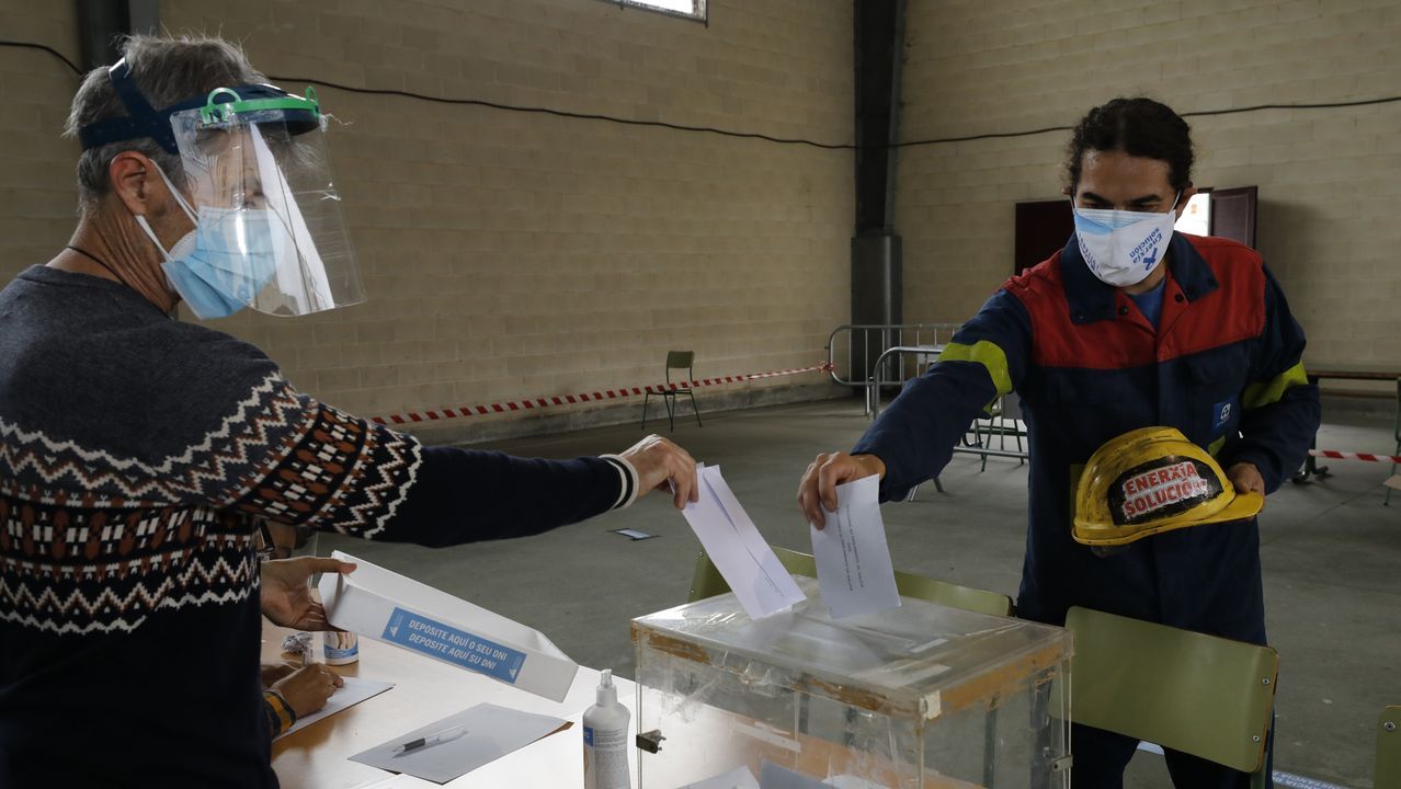 Por el coronavirus, Viveiro reubicó dos mesas electorales en la casa consistorial, donde en algunos momentos se formaron colas