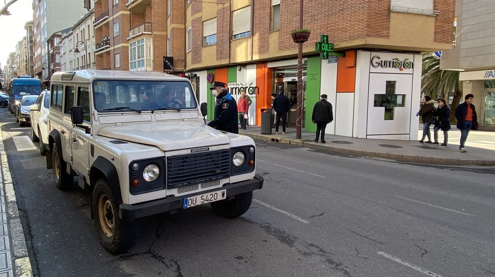 La Policía Local de O Barco para a todos los vehículos para preguntar a los conductores a donde van