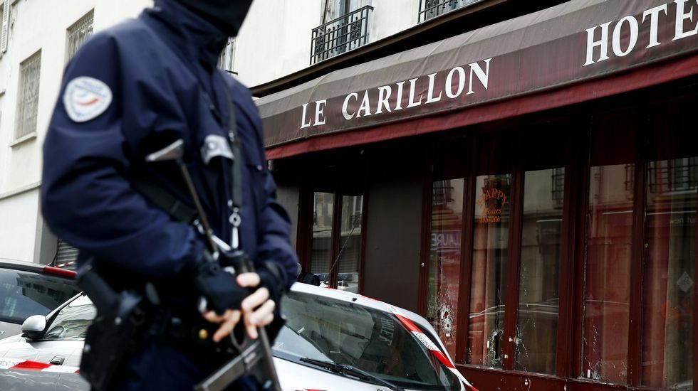 Abrigos abandonados en la calle al lado del Comptoir Voltaire cafe