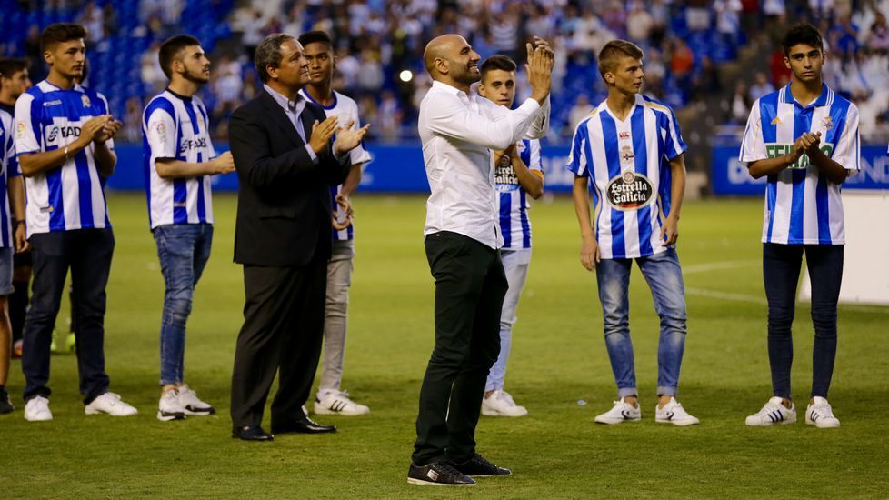 Lucas, siguiendo el partido en el palco de Riazor