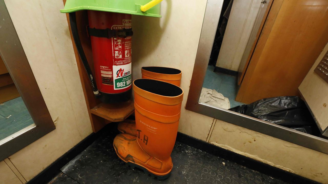 Botas de agua y un extintor en la zona de los camarotes de la tripulación