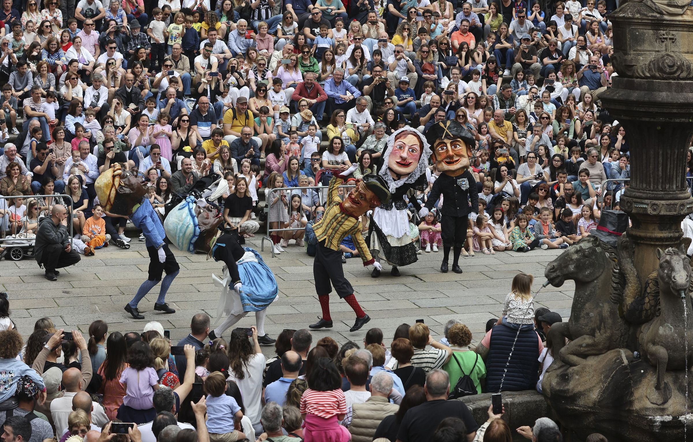 Os cabezudos bailan nunha atestada praza de Prateras durante as festas da Ascencin. 09/05/2024
