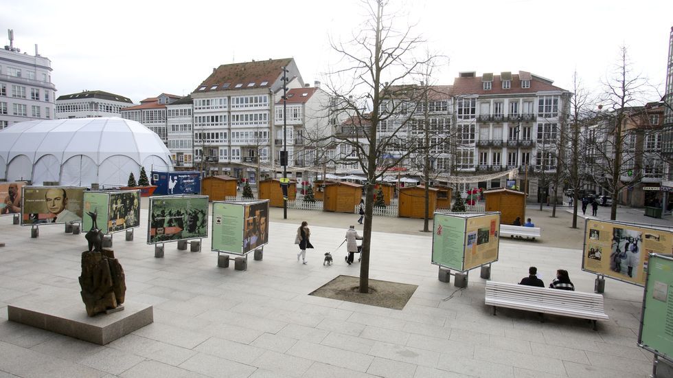 La plaza de Armas acoge actualmente una exposición sobre Carvalho Calero y un mercado navideño