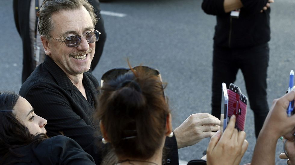 El actor inglés Tim Roth se fotografía con admiradores a su llegada al hotel que aloja a los invitados