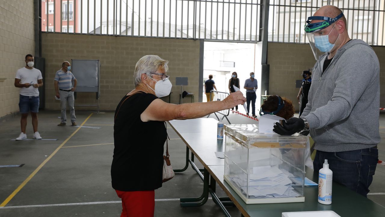 Por el coronavirus, Viveiro reubicó dos mesas electorales en la casa consistorial, donde en algunos momentos se formaron colas