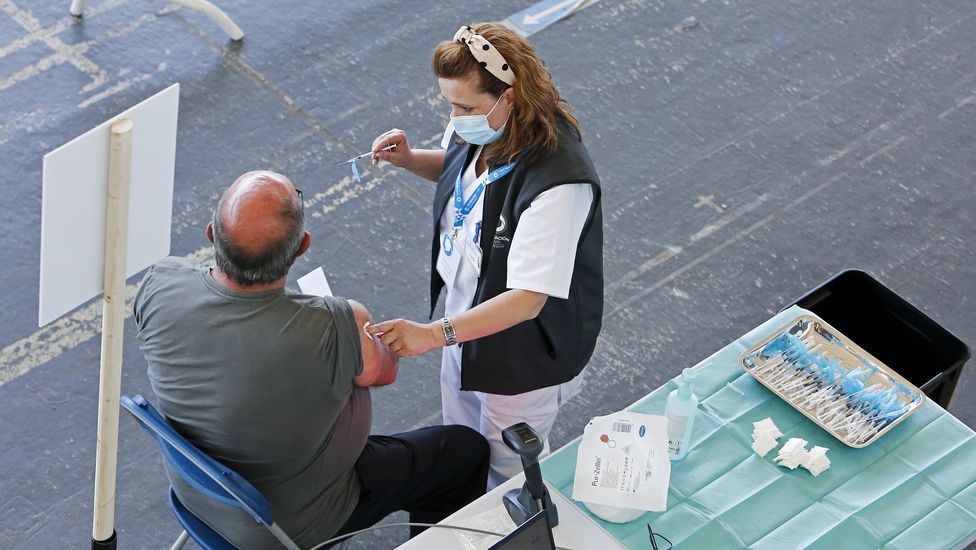 Vacunación masiva contra el Covid-19 con AstraZeneca para personas de entre 60 y 65 años en el recinto ferial de Pontevedra