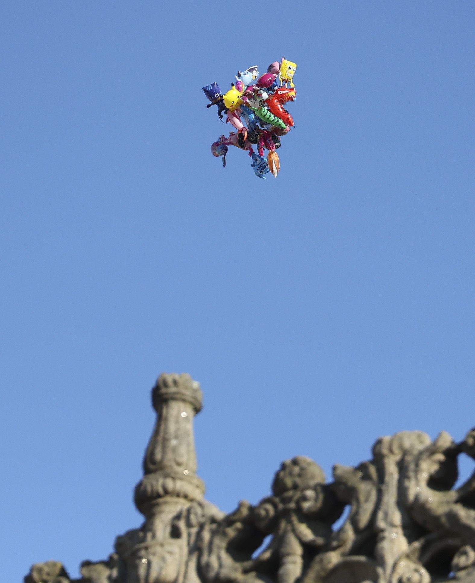 Globos ao vento en Santiago durante as festas do Apostol. 27/07/2025