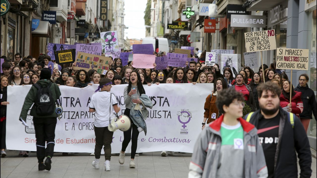 Mercedes Aranceta, farera de Prioriño Chico, en el puerto exterior de Ferrol, equipada con arnés y casco, como sube a las balizas (además de llevar la línea de vida) de cuyo mantenimiento se ocupa. 8M Día de la Mujer Trabajadora