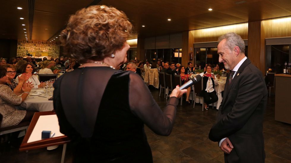 Homenaje al inspector jefe José Antonio Rilo en la cena benéfica de Renacer