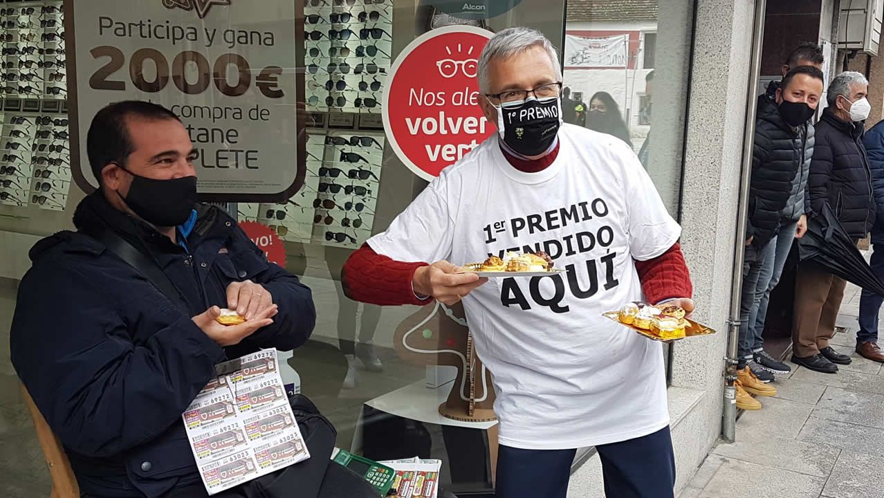 La alegría del lotero de O Porriño, que vendió parte del Gordo, de un cuarto premio y de un quinto. «Gracias a todos nuestros vecinos. Estos premios son más que nunca para ellos» dicen Andrés y Benjamin Martínez, padre e hijo al frente del X de la Suerte de O Porriño