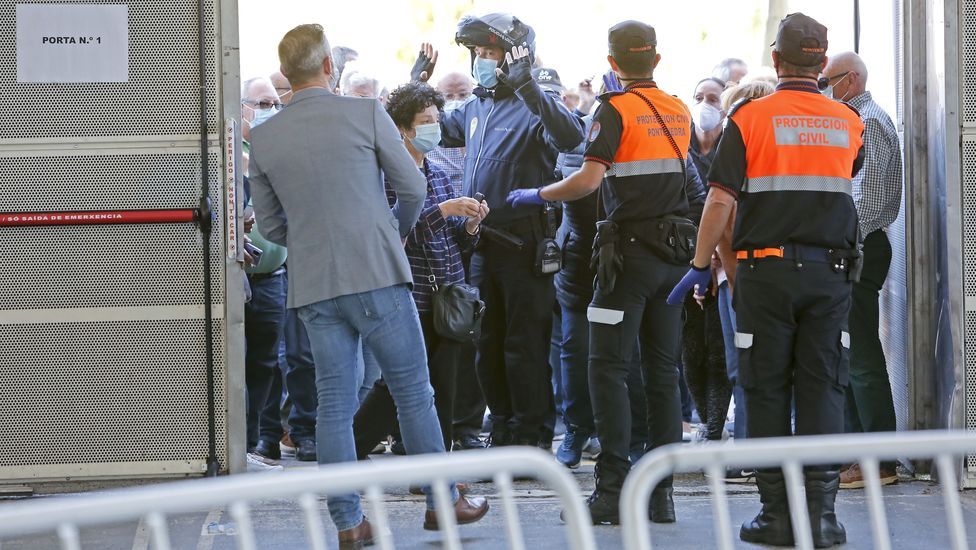 Vacunación masiva contra el Covid-19 con AstraZeneca para personas entre 60 y 65 años en el recinto ferial de Pontevedra
