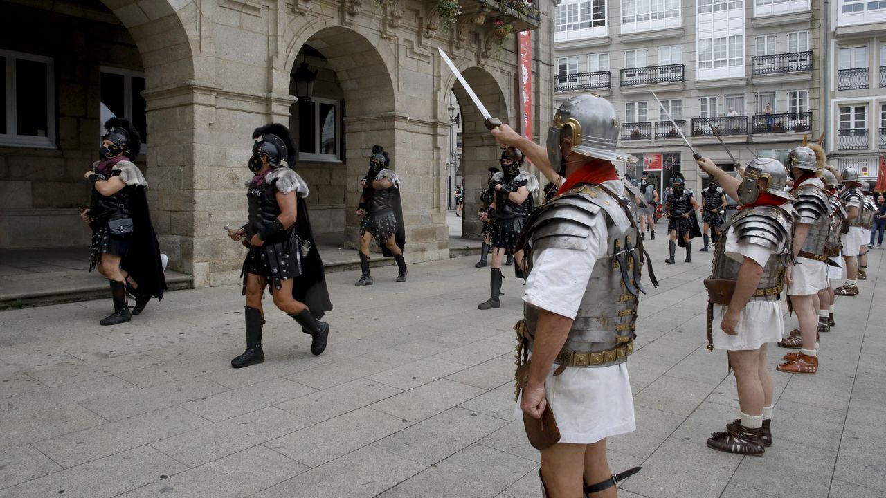 A Cohors II Lucensium e a Guardia Pretoriana percorreron o casco histórico e fixeron unha homenaxe floral na Mosqueira