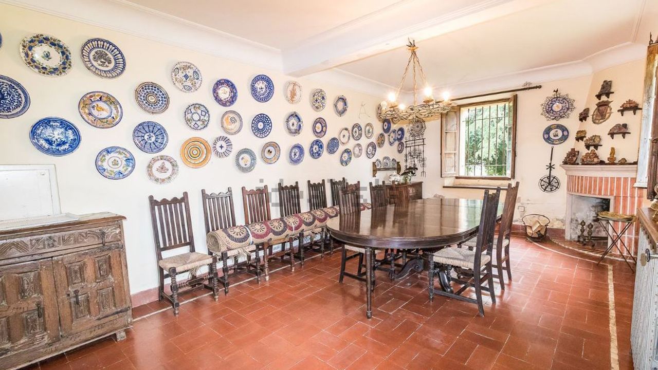 Interior de la casa en San Cucao (Llanera) que vende la familia Franco por cinco millones de euros