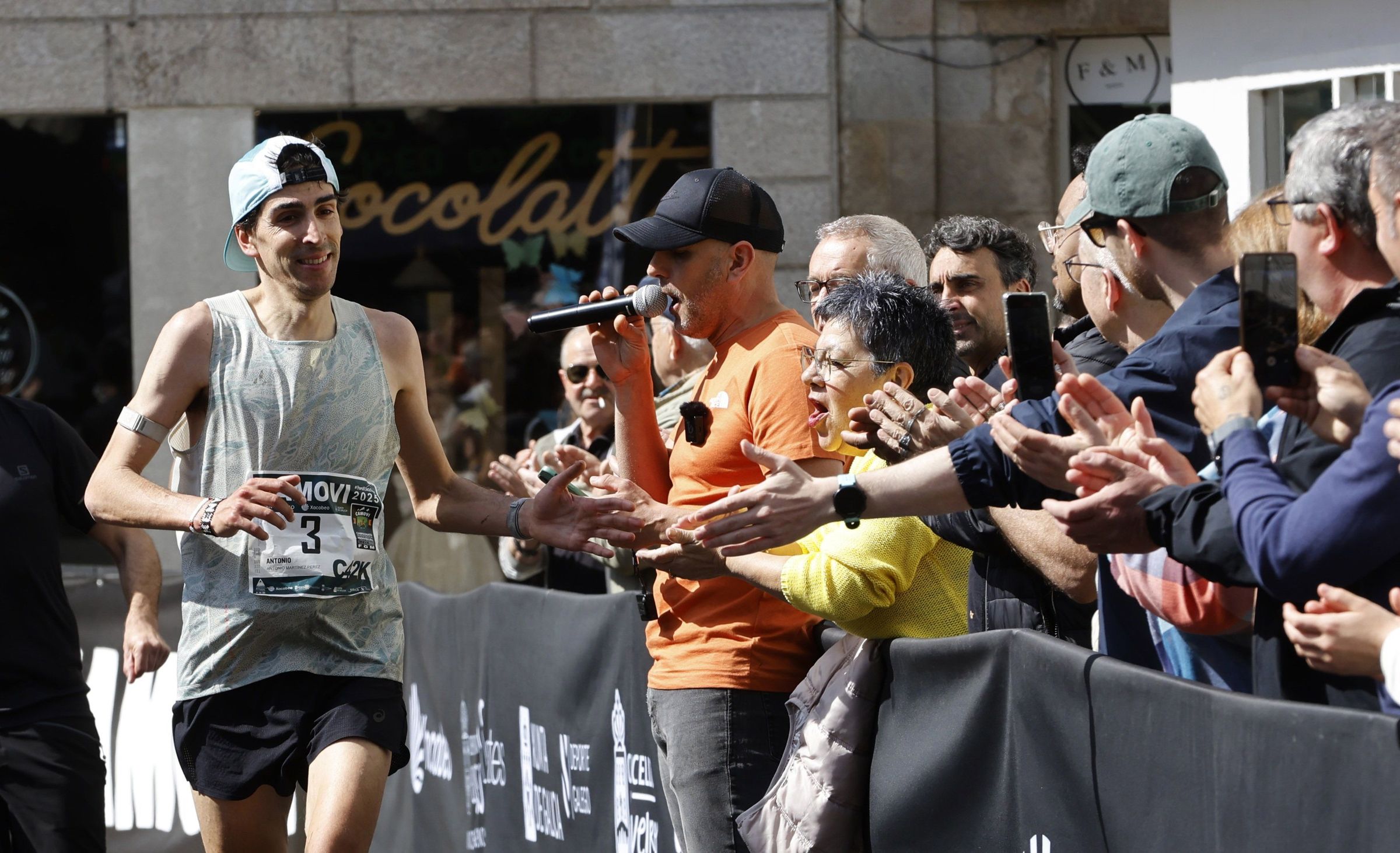 Chegada  meta do gaador Antonio Martnez na carreira de montaa Camovi, en Viveiro. 27/04/2025
