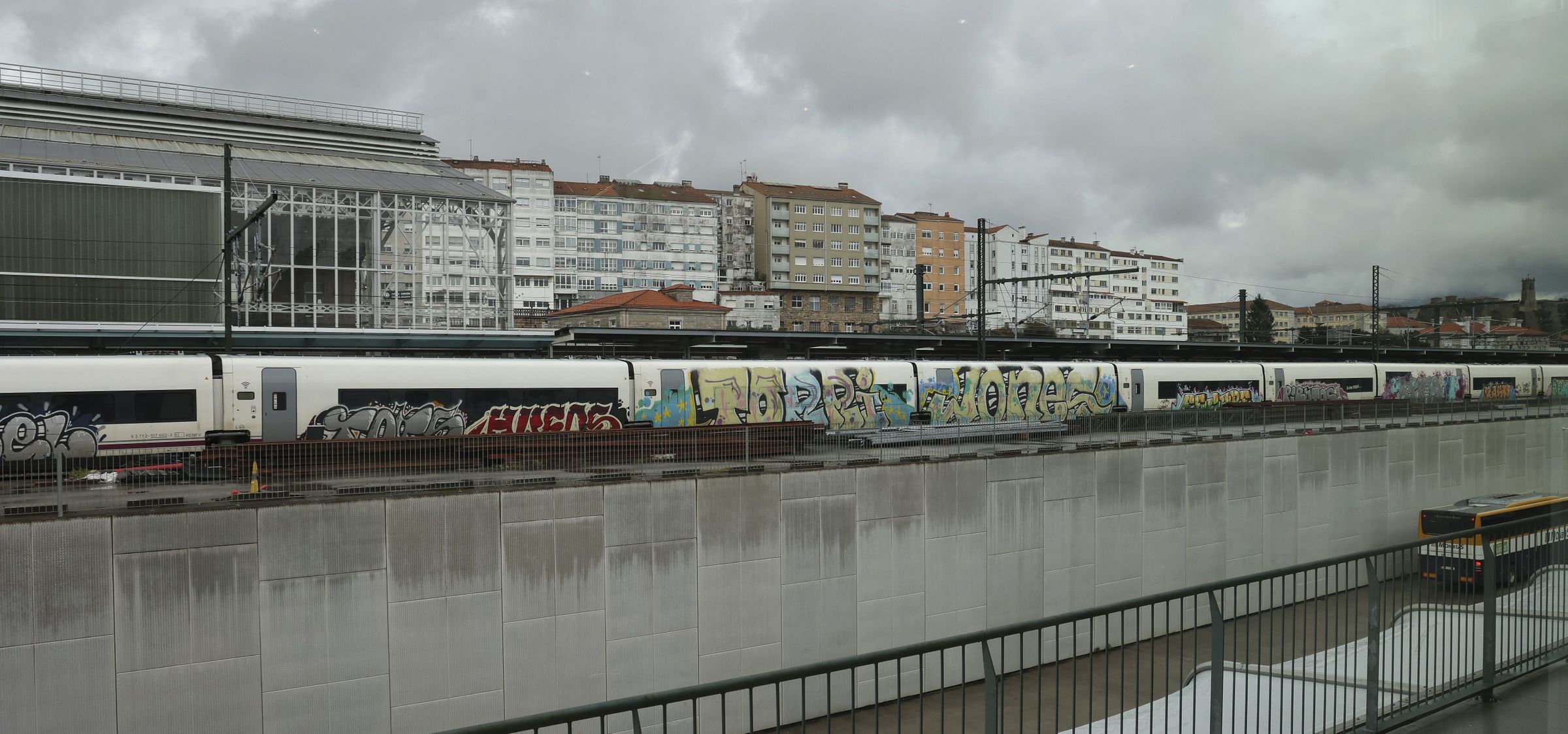 Tren AVE sen estrear vandalizado na estaci�n de Santiago. 06/03/2025