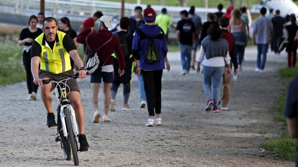 Miles de personas salen a pasear en Pontevedra en el segundo día de la desescalada
