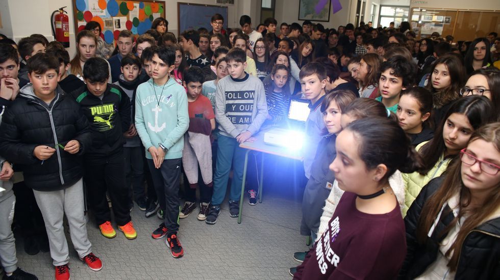 Acto reivindicativo en el instituto carballés Isidro Parga Pondal