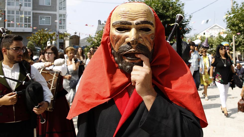 Castro Caldelas vivió la procesión de Os Remedios, a la que no faltó O Irrio Peliqueiro