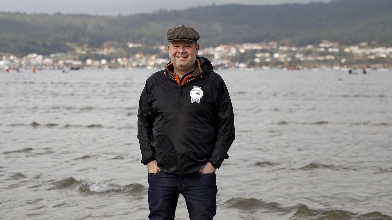 Alberto Chicote visita los bancos marisqueros de Testal en Noia