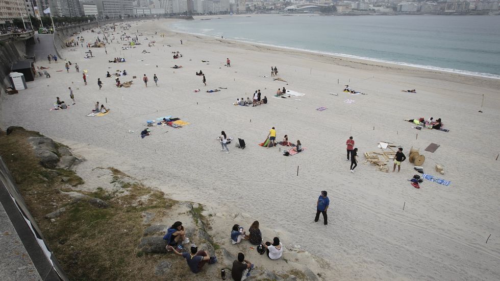 Jóvenes trasladando madera a las playas