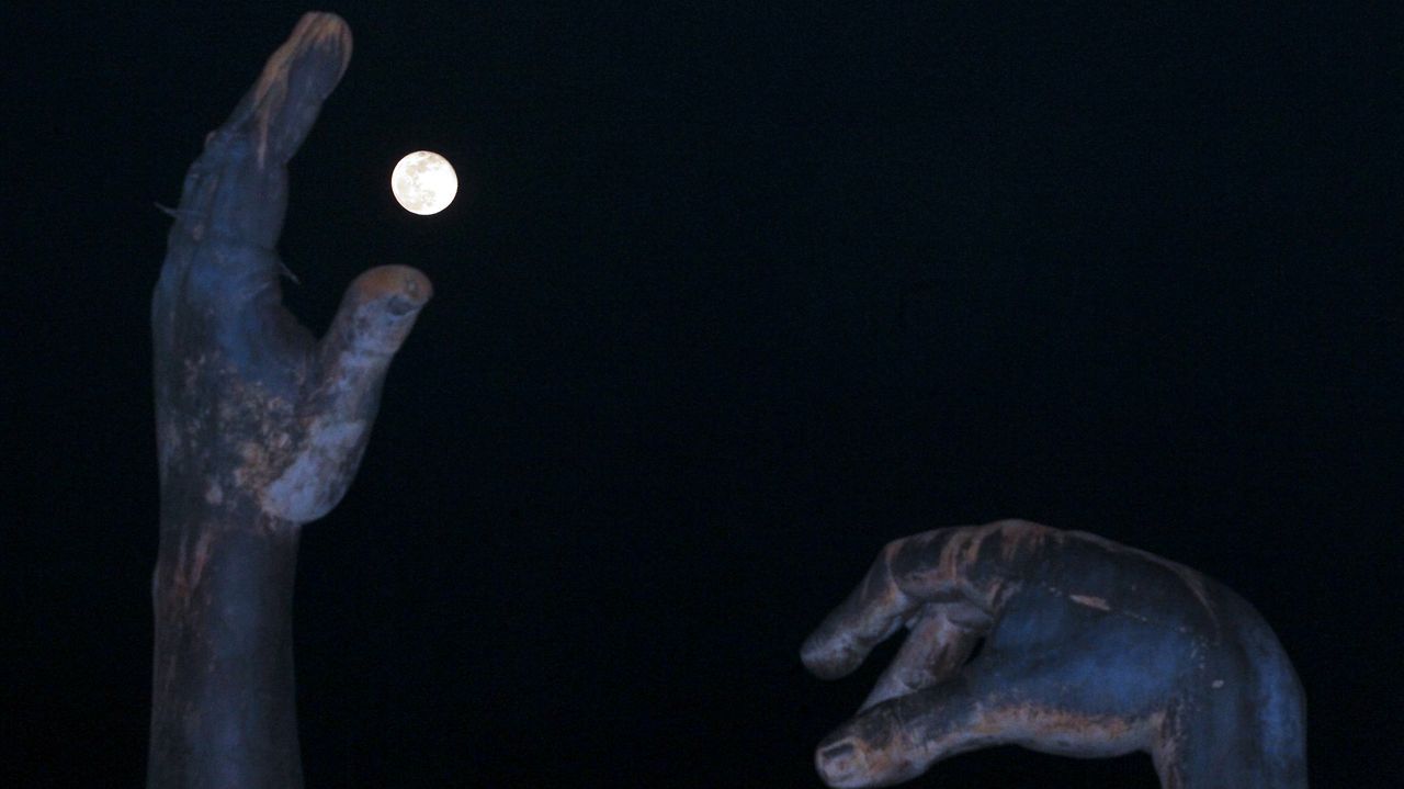 La luna vista desde la rotonda de As Carolinas