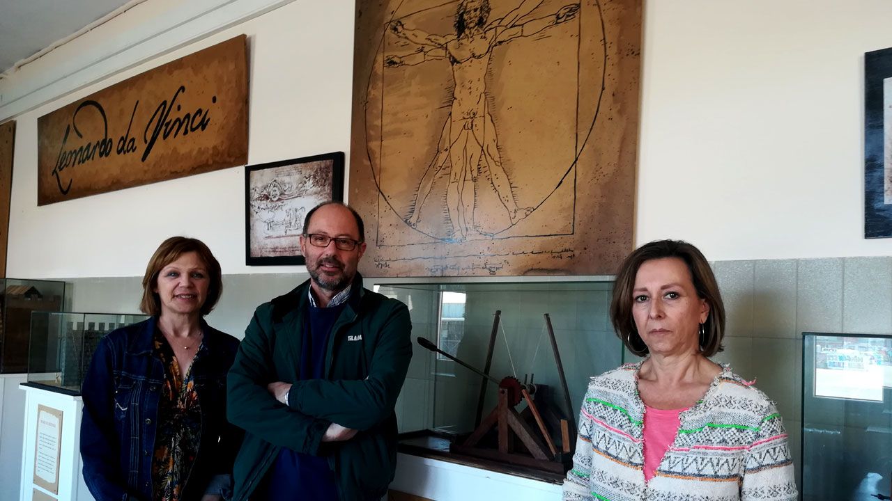 El rector de la Universidad de Oviedo, Santiago Garc�a Granda.Mar�a Jes�s Fern�ndez, Manuel-Santiago L�pez y Milagros Madiedo, junto a parte de las piezas del �Proyecto Leonardo�