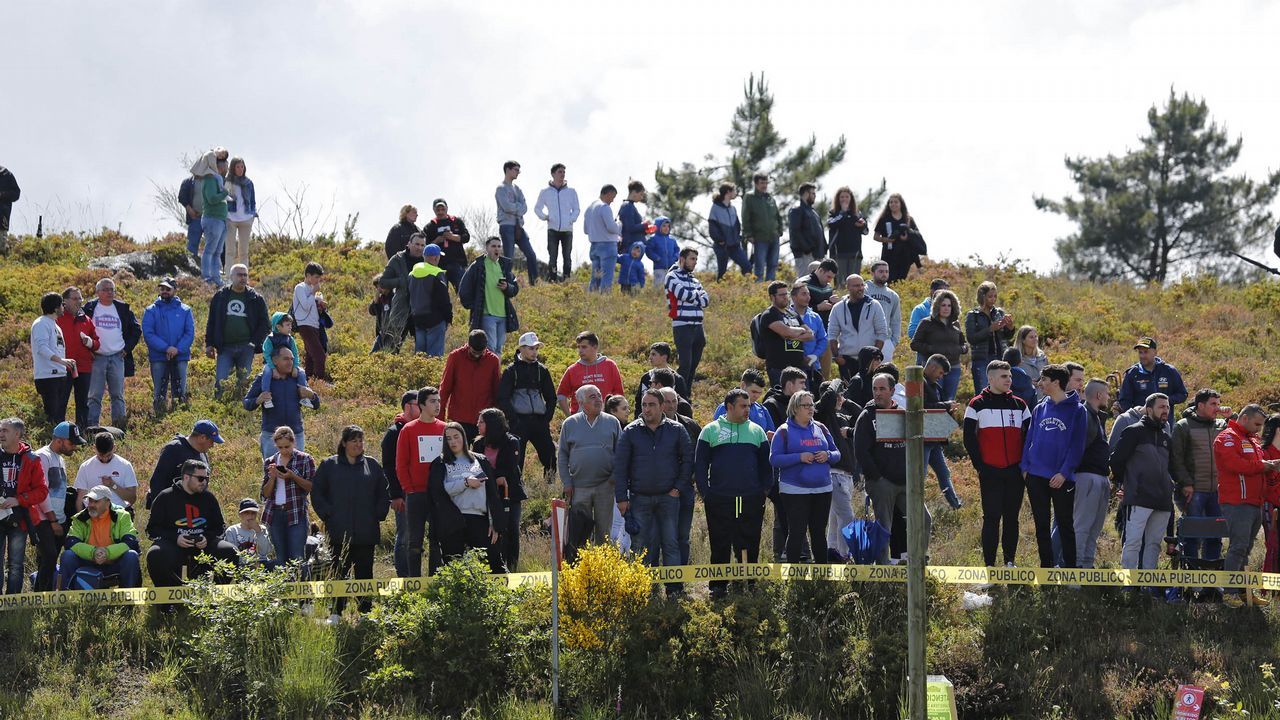 A todo gas en el pueblo de Barroso.La curva del Cruceiro fue un buen escenario para disfrutar del Rali de Ourense