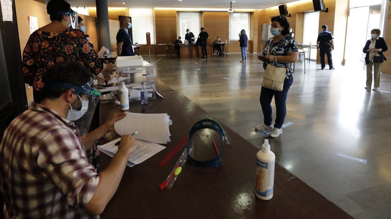 En A Mariña, algunos votaron hasta disfrazados