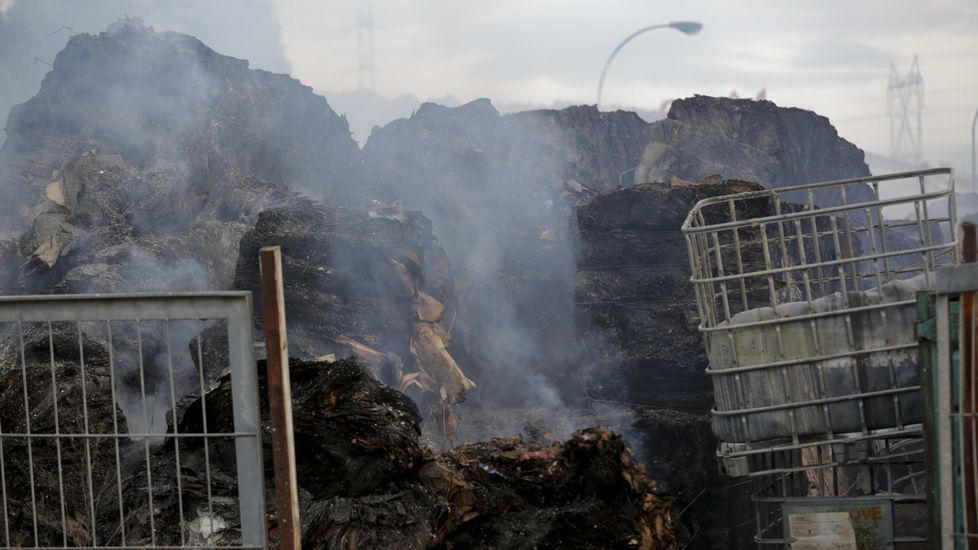 Cenizas tras el voraz incendio en la nave de reciclaje de Acteco en el polígono industrial de Sabón, en Arteixo