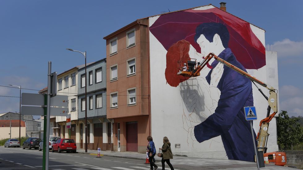 La polaca Natalia Rak interviene en la calle Vila de Negreira