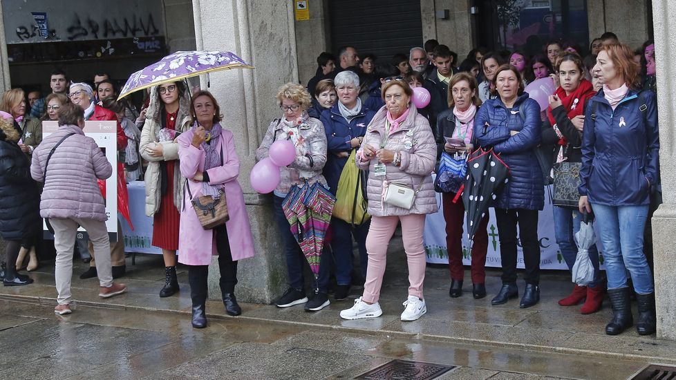 Manos levantadas por el cáncer de mama