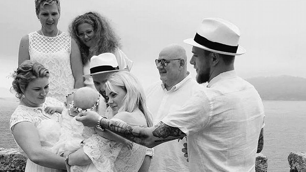 La hermana de Guidetti (izquierda) se ha casado hoy en Baiona; en la foto, con el futbolista; la pareja de este, Sanna Dahlström; la hija de ambos, Nellie y más allegados