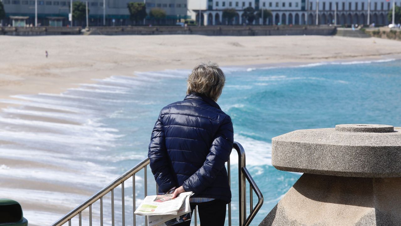 Disfrutando del sol en el paseo marítimo y en las playas en A Coruña