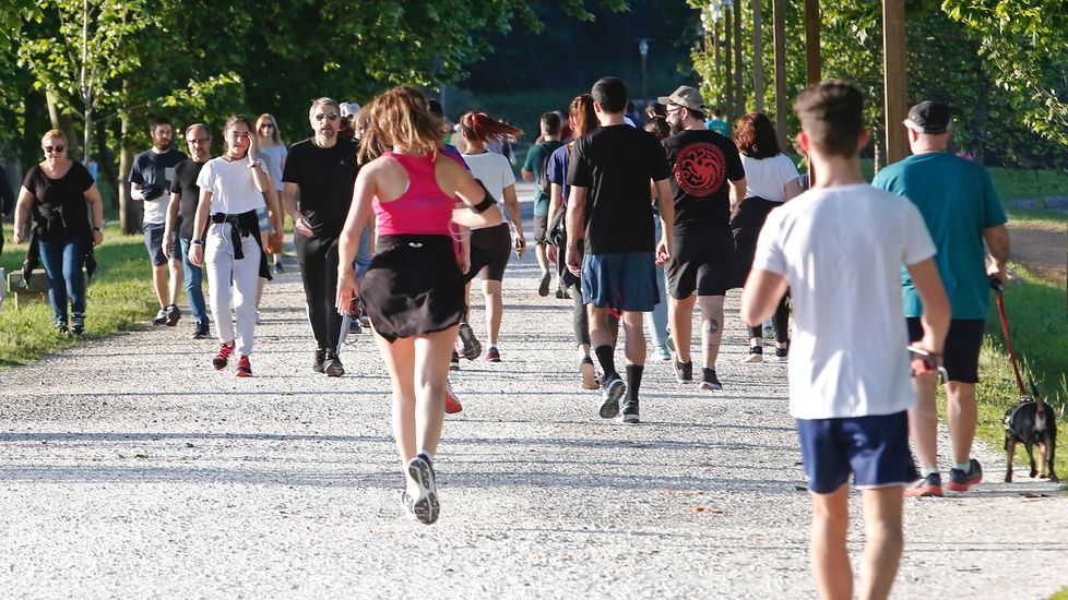 Miles de personas salen a pasear en Pontevedra en el segundo día de la desecalada